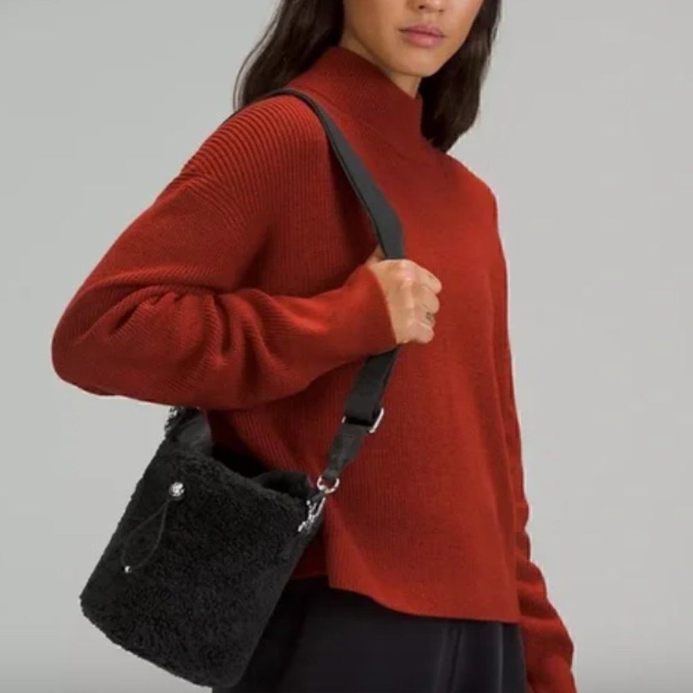 Lululemon Crossbody Fleece Bucket Bag 2.5L